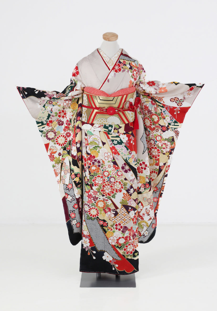 桜、牡丹、紅葉、四季折々の花がにぎやかな振袖 | F-018
