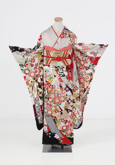桜、牡丹、紅葉、四季折々の花がにぎやかな振袖 | F-018