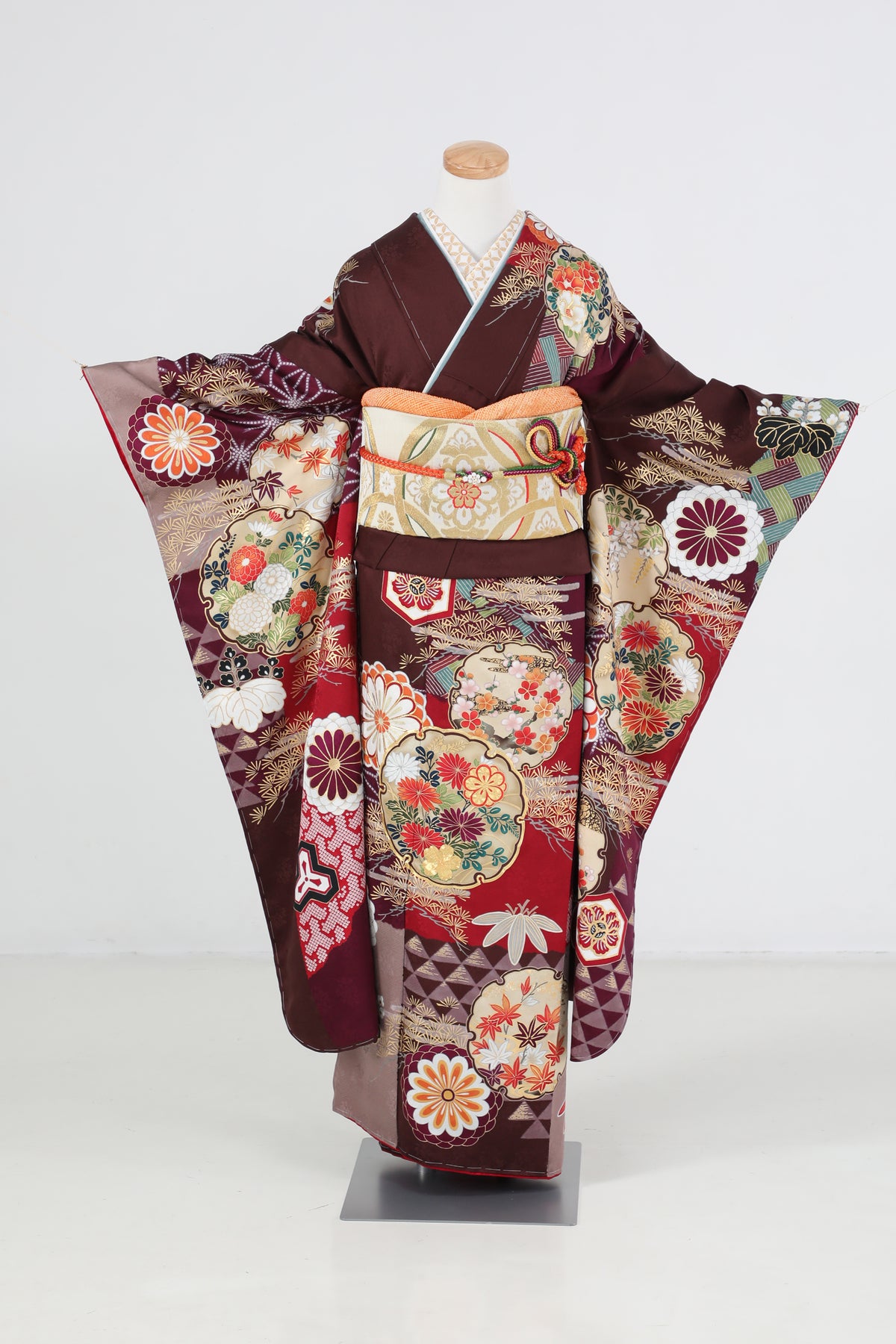 赤茶色の下地に牡丹、菊の花模様の振袖 | F-019
