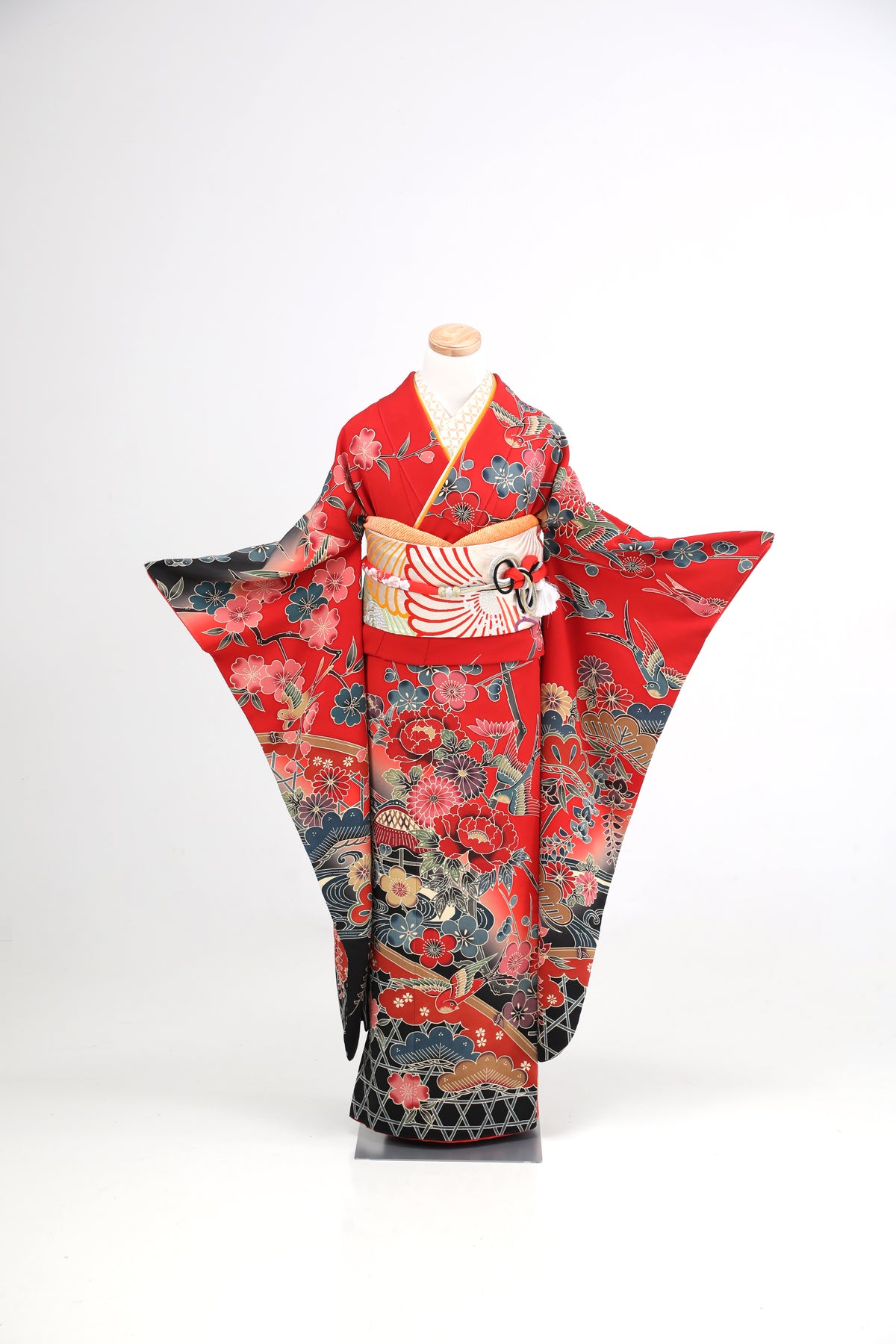 四季の花に鳥が遊ぶ紅型の振袖 | N-036