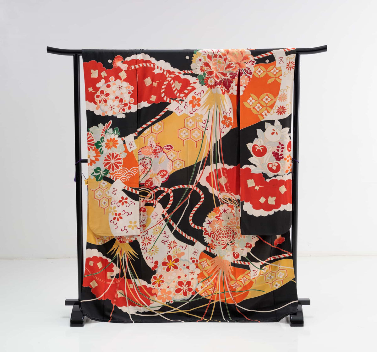 雲取に幔幕と薬玉の黒振袖 | F-001