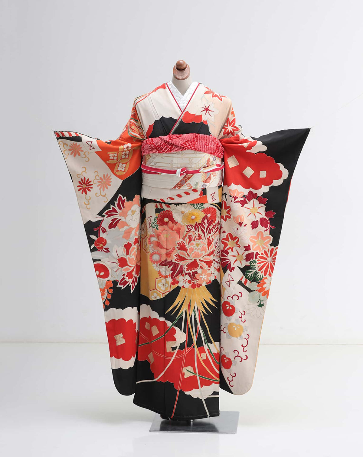 雲取に幔幕と薬玉の黒振袖 | F-001