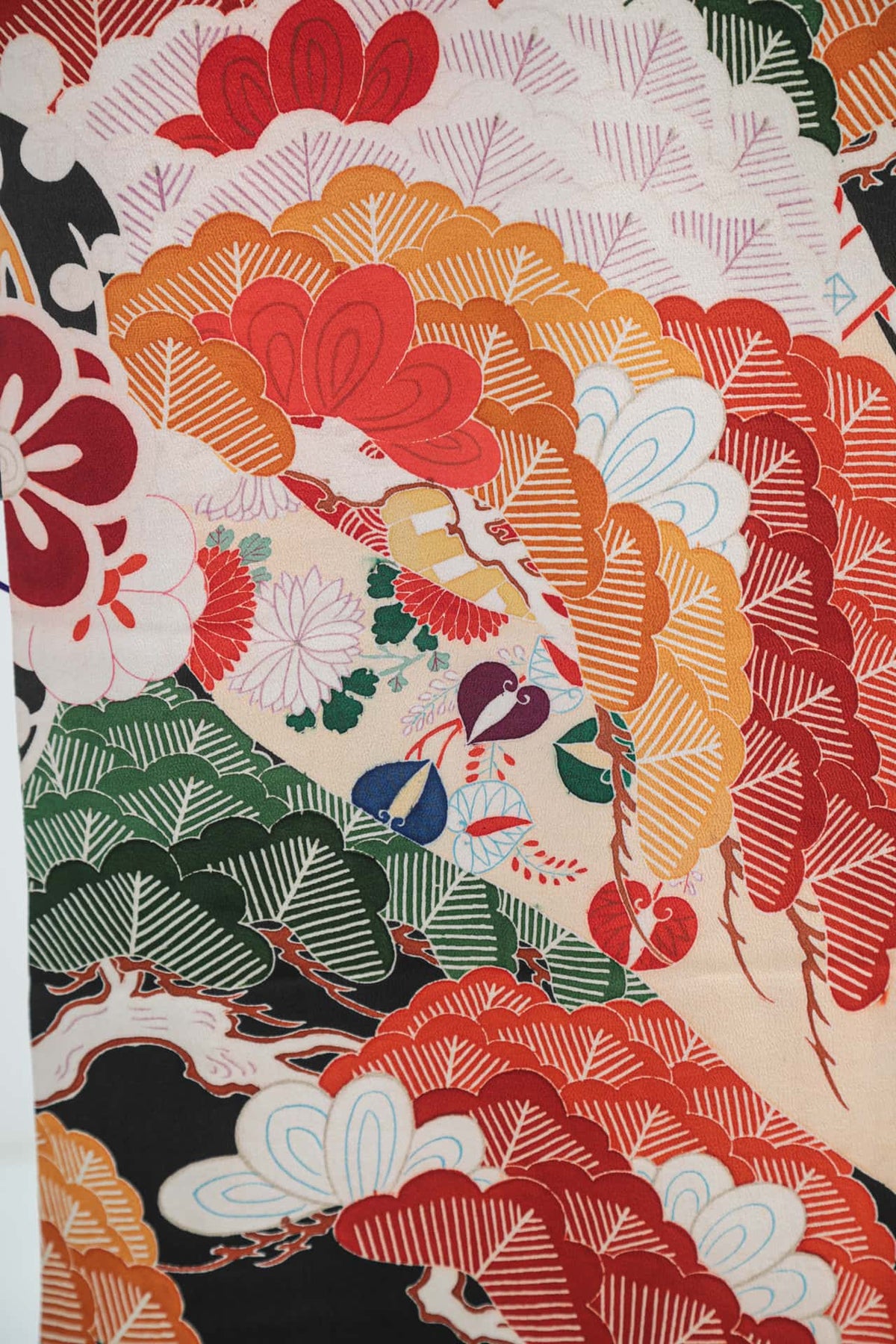 松と花丸文に鳳凰の黒振袖 | F-002