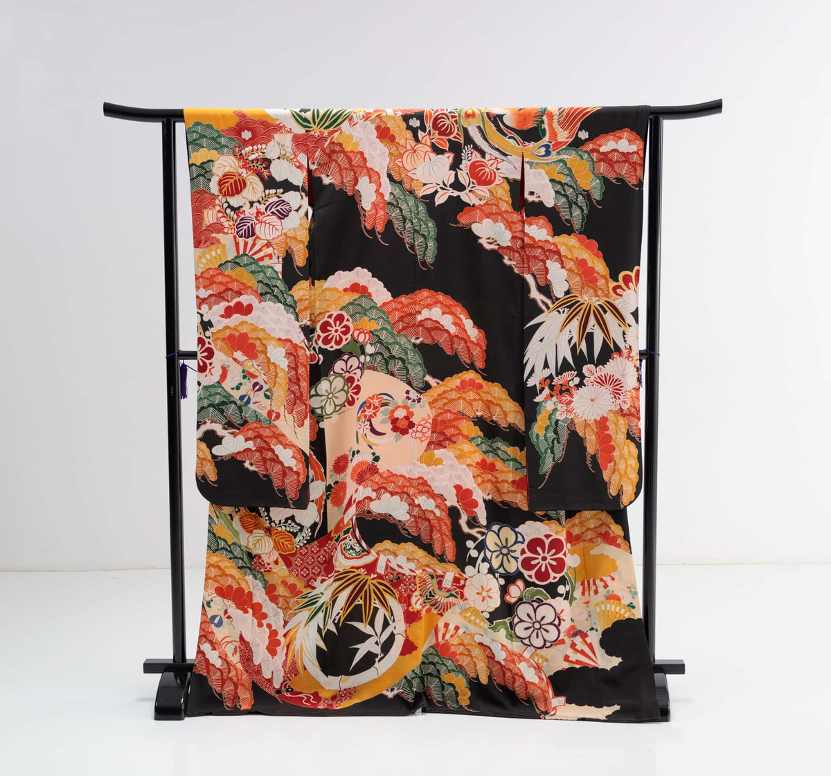 松と花丸文に鳳凰の黒振袖 | F-002