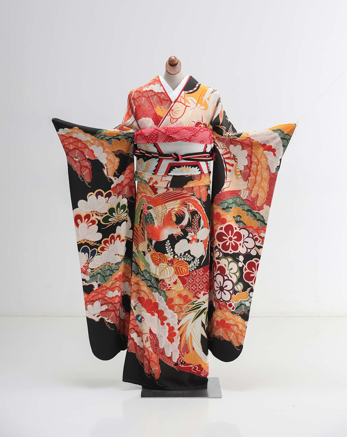 松と花丸文に鳳凰の黒振袖 | F-002