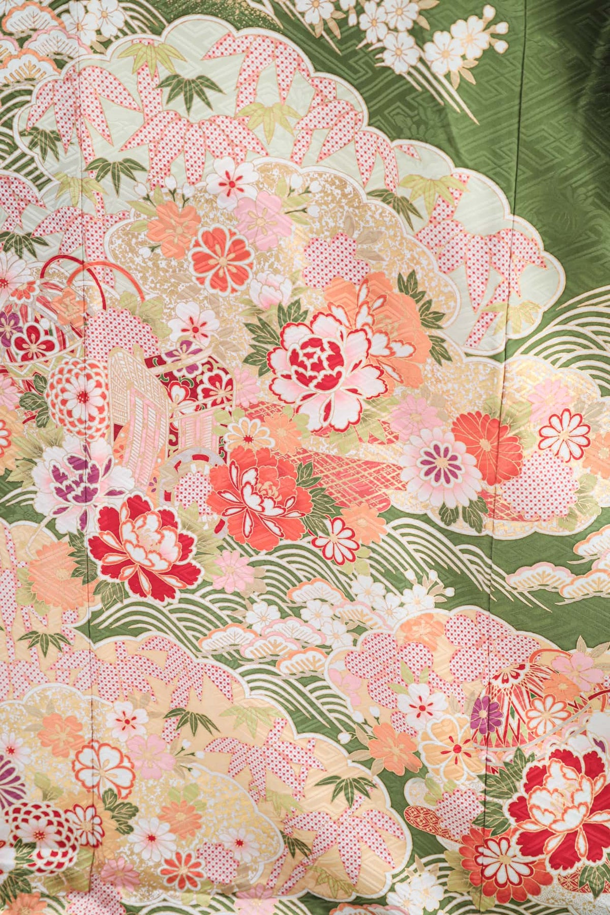 抹茶地に花尽くしの振袖 | F-005